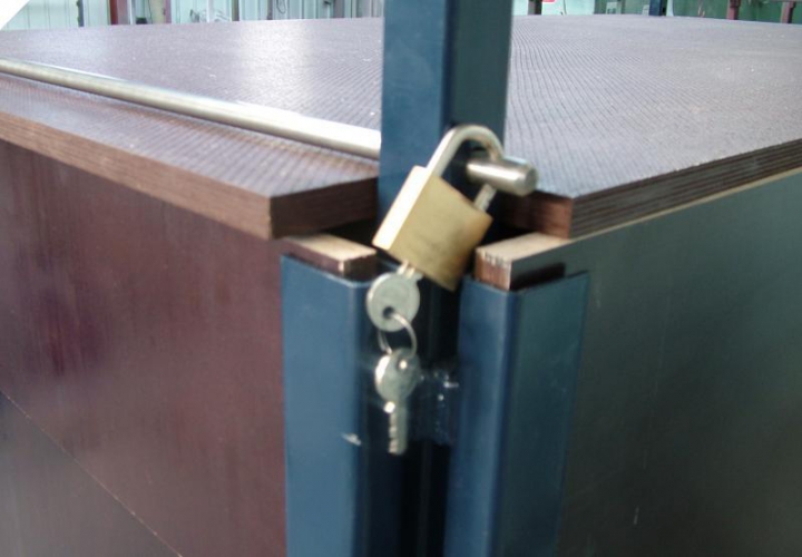 Détail fermeture avec cadenas (non founi)